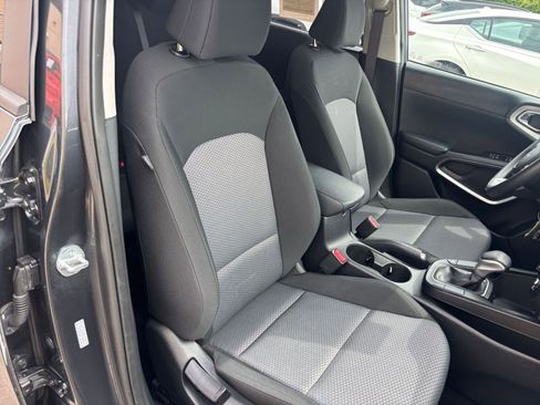 Used 2025 Kia Soul LX w/ LX Technology Package FWD image 34