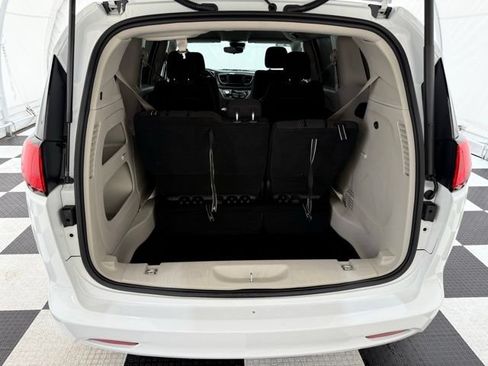 Used 2023 Chrysler Voyager LX FWD image 4