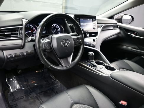 Used 2024 Toyota Camry SE image 12