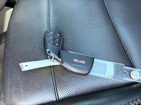 Used 2021 GMC Yukon Denali w/ Denali Premium Package AWD/4WD image 10