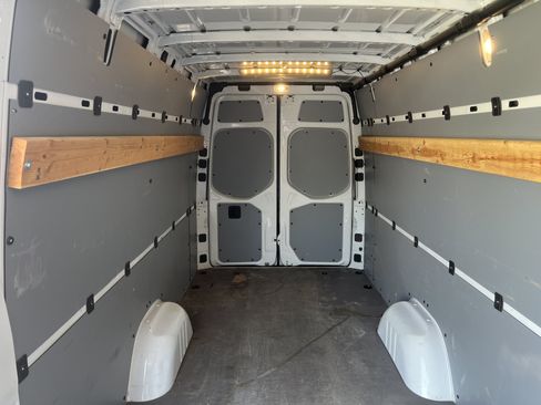 Used 2021 Freightliner Sprinter 2500 RWD image 16