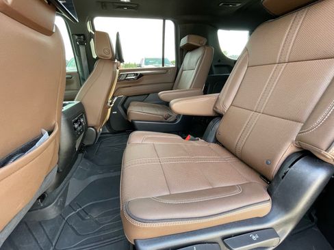 Used 2025 Chevrolet Suburban High Country AWD/4WD image 16