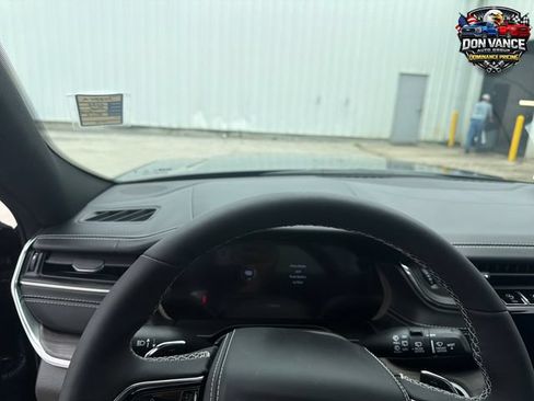 Used 2025 Jeep Grand Cherokee Overland w/ Luxury Tech Group IV AWD/4WD image 13
