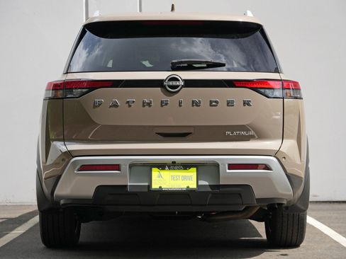 Used 2024 Nissan Pathfinder Platinum FWD image 10