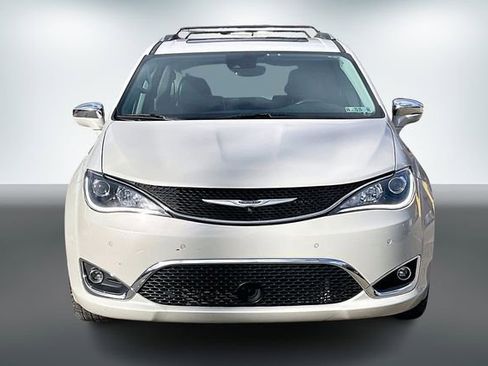 Used 2019 Chrysler Pacifica Limited w/ Tire & Wheel Group image 3