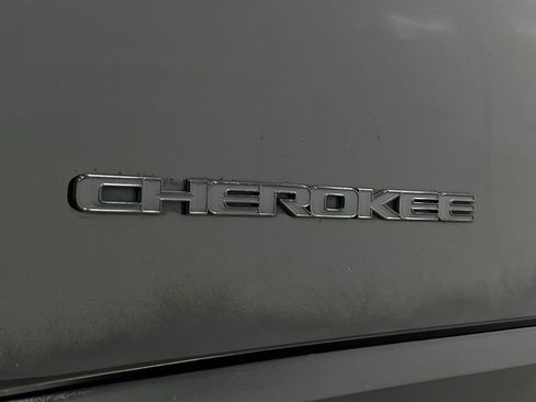 Used 2019 Jeep Cherokee Latitude Plus FWD image 40