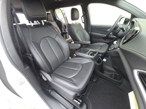 New 2026 Chrysler Pacifica Select image 10