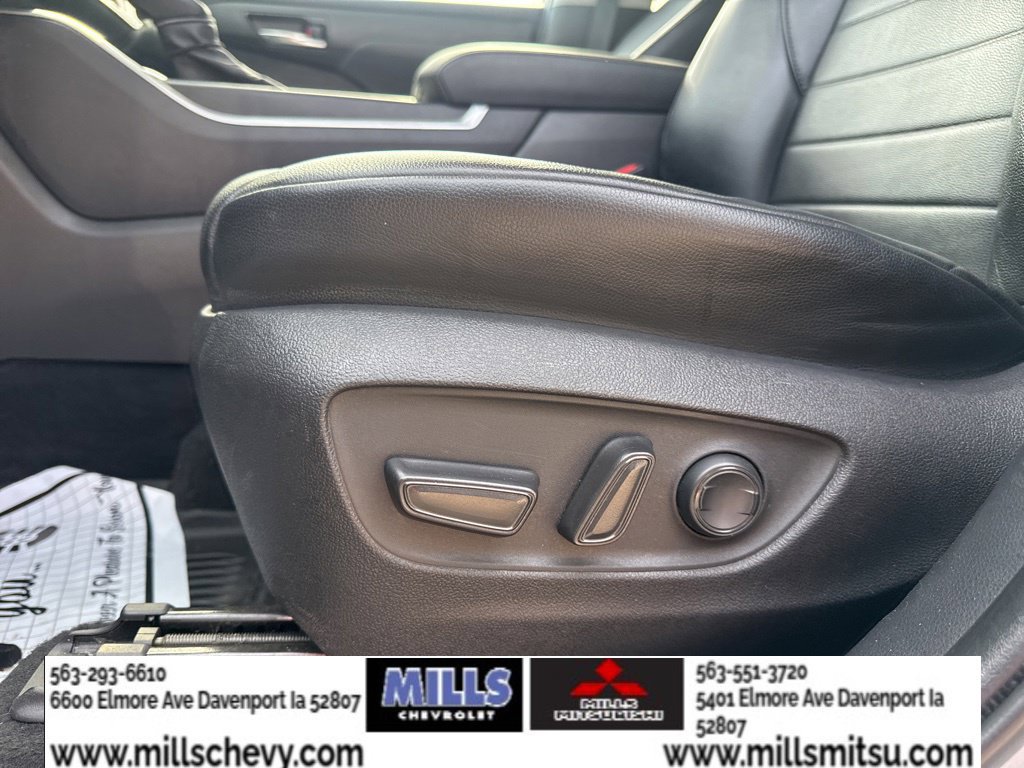 Used 2022 Toyota Highlander XLE AWD/4WD image 11