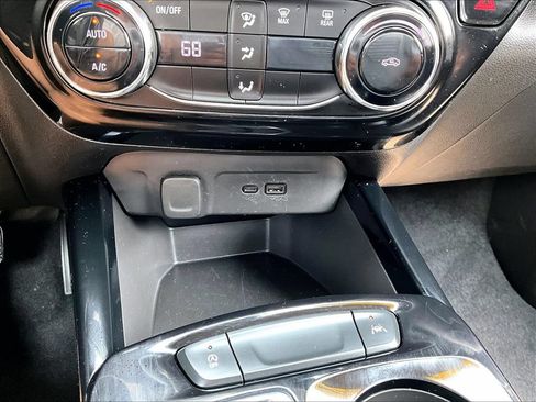 Used 2025 Chevrolet Trax LT FWD image 21