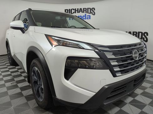 Used 2024 Nissan Rogue SV FWD image 6