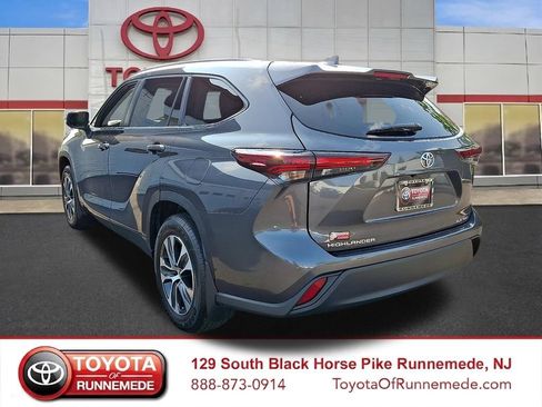 Certified 2025 Toyota Highlander XLE AWD/4WD image 4