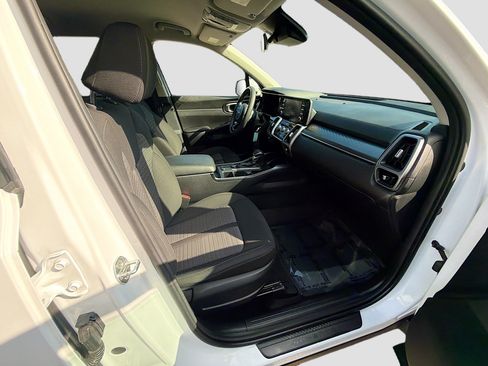 Used 2023 Kia Sorento LX image 31