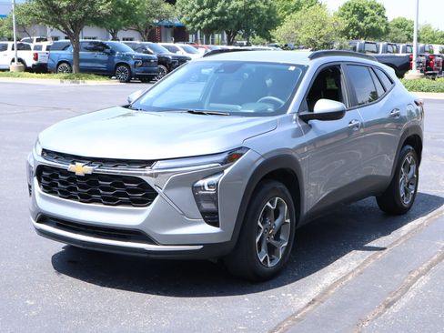 Used 2025 Chevrolet Trax LT FWD image 24