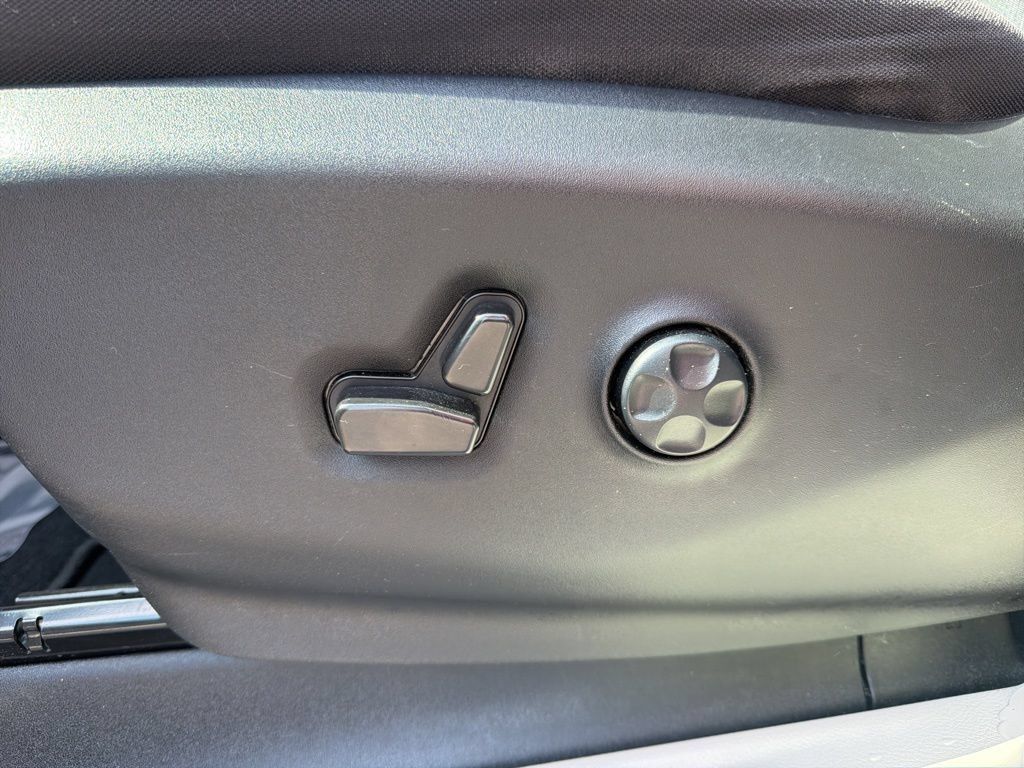 Used 2023 Chrysler Voyager LX FWD image 14