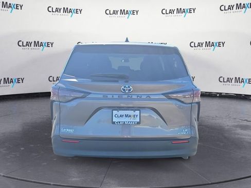 Used 2024 Toyota Sienna LE FWD image 4
