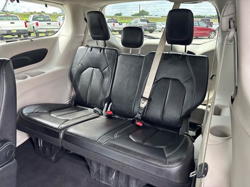Used 2022 Chrysler Pacifica Touring-L FWD image 21