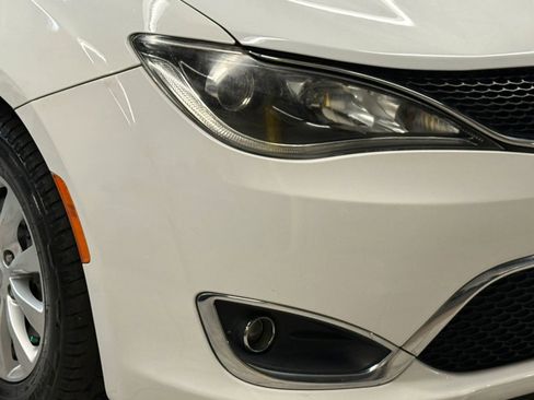 Used 2017 Chrysler Pacifica Touring-L image 6