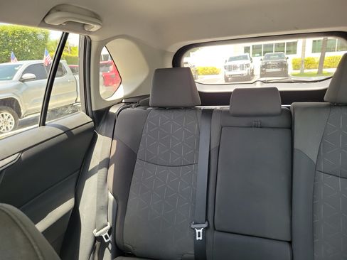 Used 2021 Toyota RAV4 XLE FWD image 20