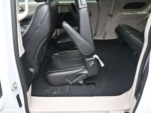 Used 2023 Chrysler Pacifica Touring-L image 14