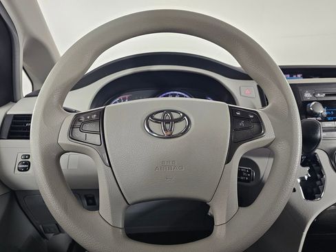 Used 2011 Toyota Sienna LE image 27