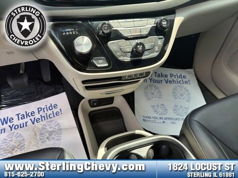 Used 2024 Chrysler Pacifica Touring-L FWD image 22