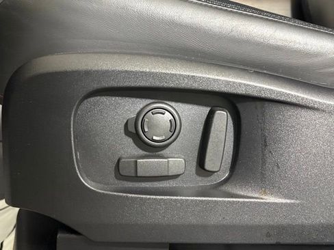 Certified 2024 Land Rover Defender 110 X-Dynamic SE image 32