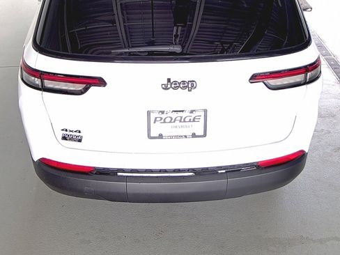 Used 2025 Jeep Grand Cherokee L Laredo image 12