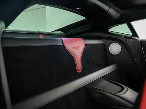 Used 2019 Aston Martin V8 Vantage Coupe RWD image 38