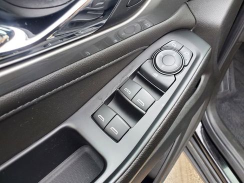 Used 2023 Chevrolet Traverse LT image 20