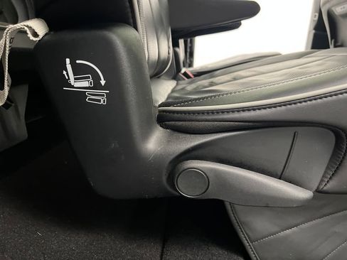 Used 2025 Chrysler Pacifica Limited image 23