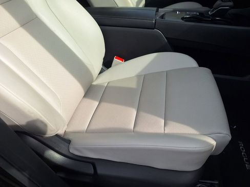 Used 2024 Nissan Rogue SV w/ SV Premium Package image 28