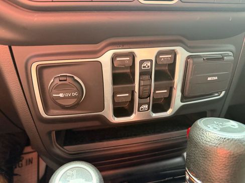 Used 2018 Jeep Wrangler Unlimited Sahara w/ Safety Group AWD/4WD image 24