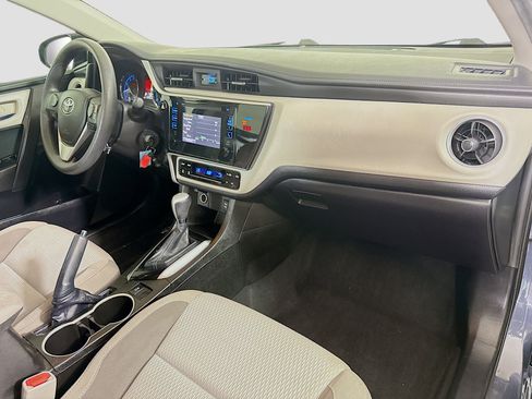 Used 2018 Toyota Corolla LE image 29