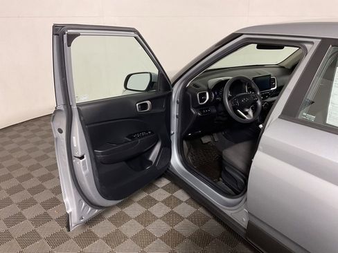 Used 2021 Hyundai Venue SE FWD image 17