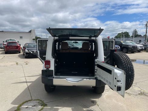Used 2017 Jeep Wrangler Unlimited Sahara w/ Connectivity Group AWD/4WD image 22