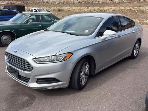 Used 2015 Ford Fusion SE image 2