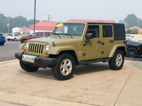 Used 2013 Jeep Wrangler Unlimited Sahara w/ Connectivity Group AWD/4WD image 2