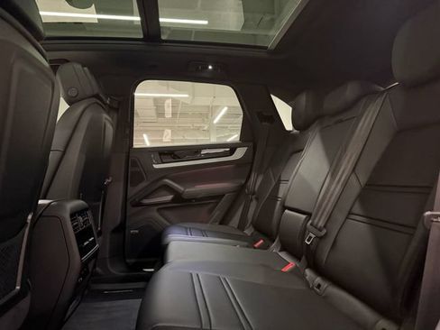 Certified 2026 Porsche Cayenne E-Hybrid AWD/4WD image 31