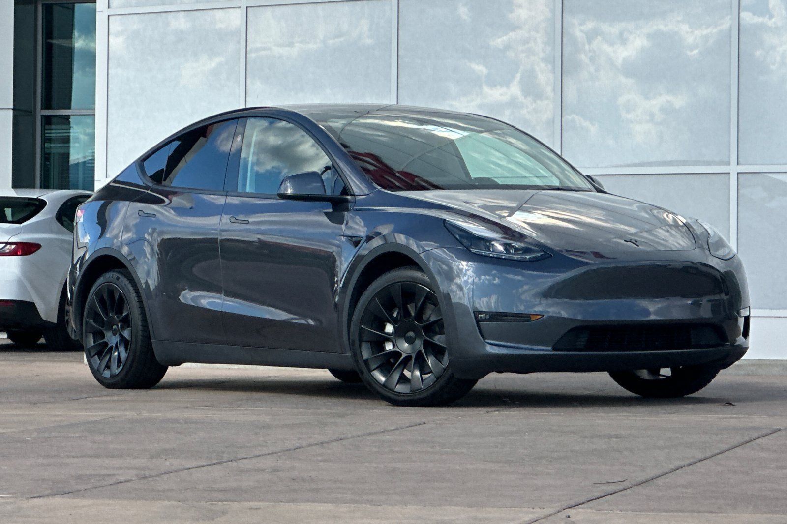 Used 2023 Tesla Model Y Long Range AWD/4WD image 2