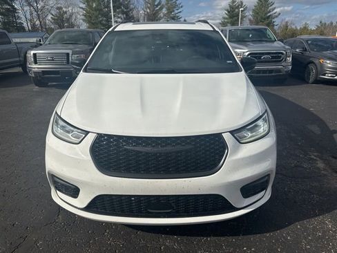 Used 2025 Chrysler Pacifica Limited image 2