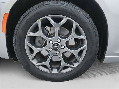 Used 2018 Chrysler 300 S image 18