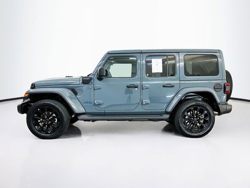 Used 2025 Jeep Wrangler Sahara image 4