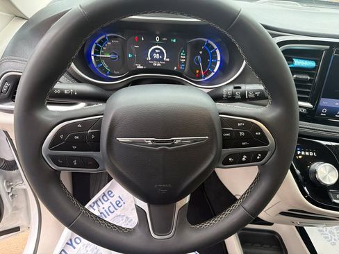 Used 2024 Chrysler Pacifica Limited FWD image 18