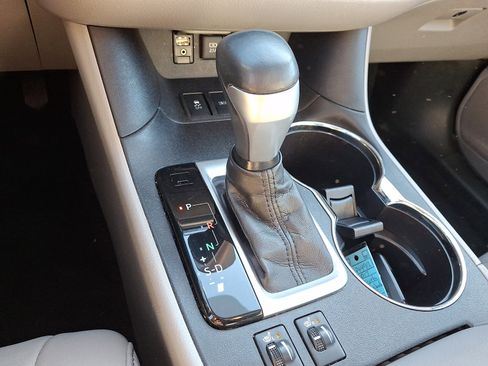 Used 2017 Toyota Highlander XLE image 15