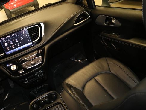 Used 2022 Chrysler Pacifica Touring-L w/ S Appearance Package FWD image 18
