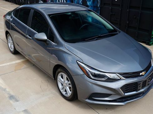 Used 2018 Chevrolet Cruze LT w/ Convenience Package FWD image 17