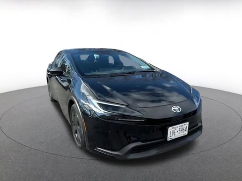 Used 2025 Toyota Prius LE image 3