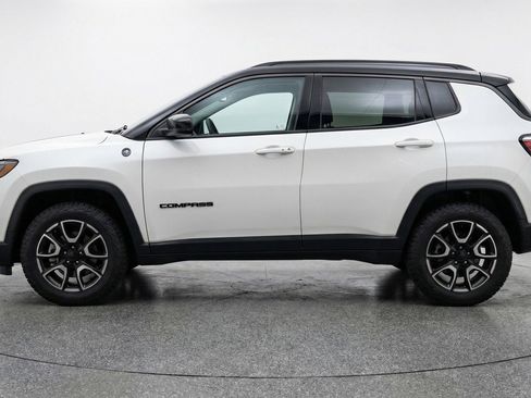 Used 2025 Jeep Compass Trailhawk image 5