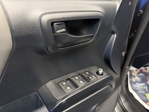 Used 2018 Toyota Tacoma SR w/ SR Convenience Package AWD/4WD image 11
