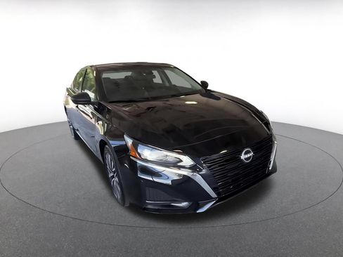 Used 2025 Nissan Altima 2.5 SV FWD image 3